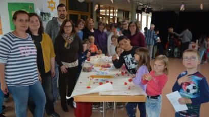 Bild: jr
Die Verantwortlichen von sechs Bildungseinrichtungen, darunter Grundschulkonrektorin Gabriele Stock (links), Grundschulrektorin Renate Zuber (Vierte von links) und Tagesstättenleiterin Sandra Köstler (Sechste von links), freuten sich über die Experimentierfreude der Kinder.