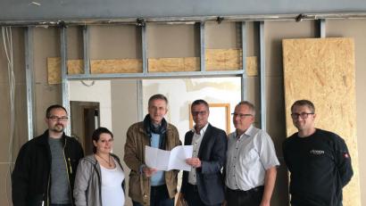 Bild: fg
Thomas Dotzler vom Stadtbauamt, Bauleiterin Karin Reisinger, Architekt Michael Dittmann, Bürgermeister Hermann Falk, Christian Piehler als künftiger Leiter des Bürgerbüros und ein Mitarbeiter der Firma Färber Elektrotechnik (von links) machen sich ein Bild vom Umbau.
