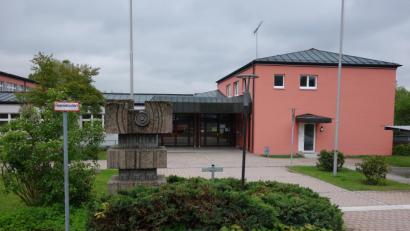 Bild: fjo
Seit Ende 1969 befindet sich die Waidhauser Schule in diesem Gebäude. Das 50-jährige Jubiläum wird bereits am Samstag groß gefeiert.