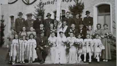 Repro: gz
Die Fahnenweihe fand 1953 unter Schützenmeister Karl Bauriedl (vorne, Vierter von links), Festleiter Justin Braun (Mitte, Vierter von links) und mit den Fahnenbräuten Sieglinde Frey, Kathi Zierer und Gertraud Lang statt.