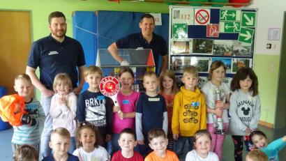 Bild: exb
Philipp Schwan und Manfred Günthner von der Feuerwehr Konnersreuth (hinten, von links) klärten im Kinderhaus über Brandschutz auf.