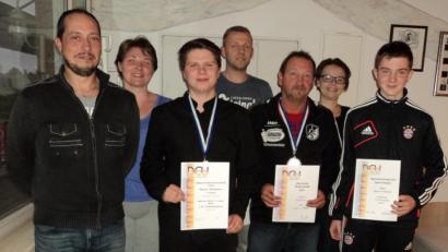 Bild: ksi
Matthias Moissl und Claudia Schanderl (von links) sowie Stefan Ostler (hinten, Mitte) gratulierten den erfolgreichen Keglern und überreichen Urkunden und Medaillen.