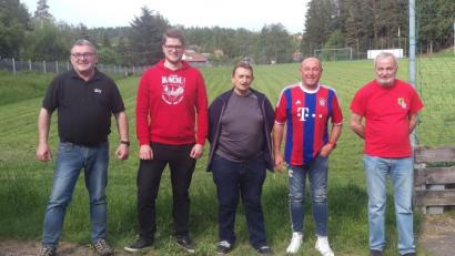 Bild: njn
FC-Bayern-Fanclub-Vorsitzender Reinhard Ockl (links) und Stellvertreter Franz Bauer jun. (rechts) mit den Siegern des Preisschafkopfes (von links) Alexander Goblirsch, Anton Sirtl, und Alexander Dumler.