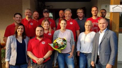 Bild: sei
Tobias Hackbarth (vorne, Zweiter von links) bleibt Präsident der "Roten Legion". Bürgermeister Richard Kammerer (vorne, rechts) wünscht viel Erfolg bei der Kartenbestellung für die Spiele.