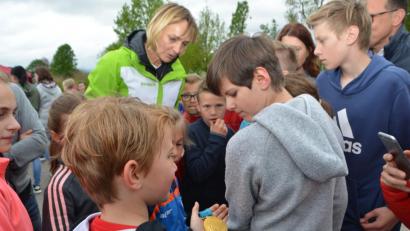 Bild: dob
Reihum dürfen die Kinder der Zottbachtalschulen die Olympia-Goldmedaillen in den Händen halten. Fast ehrfürchtig blicken die Buben und Mädchen auf diese sportliche Auszeichnung von Heike Drechsler (Mitte).