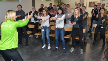 Bild: dob
Die zweifache Olympiasiegerin Heike Drechsler zeigte den Leistritz-Mitarbeitern leichte Übungen, die auch am Arbeitsplatz zwischendurch die Muskulatur auflockern können.