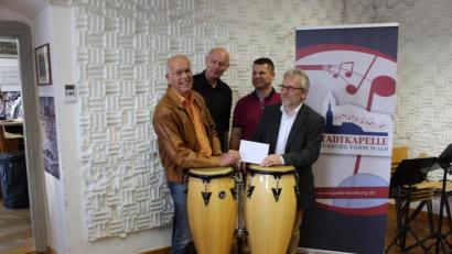 Bild: sns
Roman Sorgenfrei, Markus Held und Jürgen Zach (von rechts) überreichten das Geld an Paul Ferstl.