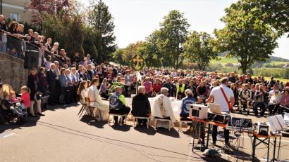 Bild: arw
Zum 25. Freiluftgottesdienst treffen sich mehrere Hundert Motorradfahrer an der Felix-Kirche.