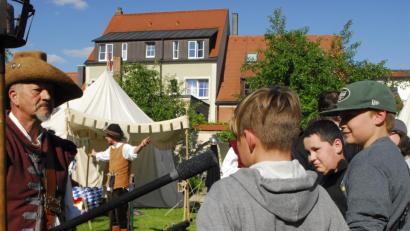 Bild: san
Der hautnahe Kontakt mit dem historischen Lagerleben ist am Freitag ziemlich ins Auge - oder vielmehr Ohr - gegangen.