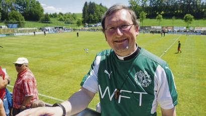 Bild: jut
Der Gebenbacher Pfarrvikar Christian Preitschaft schaut sich, wann immer es geht, die Spiele der DJK Gebenbach im Fan-Trikot an. Der 42-Jährige ist aber auch beim SV Hahnbach und den SF Ursulapoppenricht auf den Plätzen.