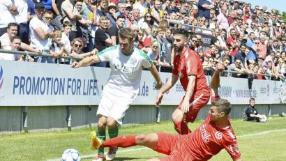 Bild: Hubert Ziegler
Der Gebenbacher Jan Fischer (links) setzt sich an der Außenlinie gegen zwei Rosenheimer durch. Am Sonntag gibt es ein Wiedersehen beim Rückspiel in Oberbayern.