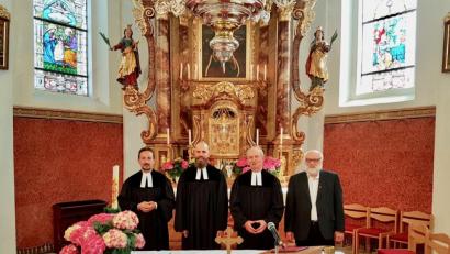 Bild: wku
Die Pfarrer Stefan Fischer, David Scherf, Heinrich Arweck und Alfred Lindner (von links) gestalteten den Gottesdienst der drei evangelischen Kirchengemeinden in der katholischen Wallfahrtskirche am Mausberg.
