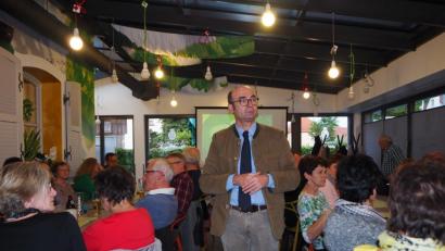 Professor Dr. med. Robert Schwinger lässt beim Info-Abend des VdK keine Frage der Besucher unbeantwortet und hat viele Ratschläge und Tipps dabei.