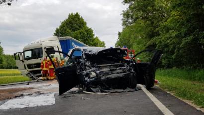Bild: Alexander Auer
Großeinsatz für die Rettungskräfte nach einem schweren Unfall auf der B8 bei Pfatter. Ein Auto und ein Lkw sind nahezu frontal kollidiert.