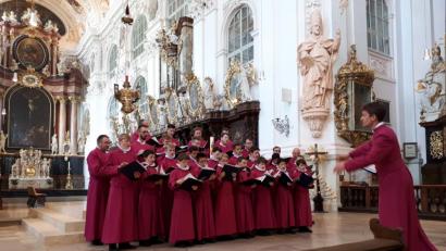 Bild: pz
Der Norwich Cathedral Choir unter Leitung von Ashley Grote vorm Volksaltar in der Basilika.