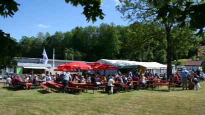 Bild: gpa
Einem Münchener Biergarten ähnelt das Freigelände: Bei herrlichstem Sonnenschein wird geplaudert und genossen. Benachbarte Imker nutzen die Gelegenheit, um Fachgespräche zu führen.