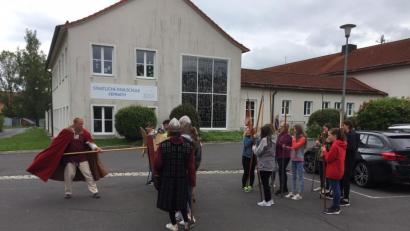 Bild: jzk
Stefan Horvath (links) prüft, ob der Schildwall richtig aufgestellt ist.