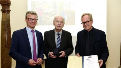 Bild: exb/Robert Haas
Kunstminister Bernd Sibler (links) und Generalkonservator Mathias Pfeil (rechts) übergaben an Leo Berberich die Denkmalschutzmedaille.