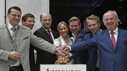 Bild: Petra Hartl
Klick auf den Button und dann laufen zwei neue Produktionslinien. Unser Bild zeigt Landrat Thomas Ebeling, Pfarrer Michael Hoch und Finanzminister Albert Füracker. (von links). Daneben drei Generationen aus einer Unternehmerfamilie: Silvia und Bernd Godelmann mit ihrem Sohn Max und Bernhard Godelmann sen.