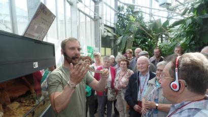 Bild: jml
Welche Dame möchte sich denn so ein anschmiegsames Tierchen nicht mal um den Hals legen? Die Bereitschaft dazu war sparsam bei den OWV-Ausflüglern.