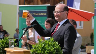 Bild: jrh
Albert Füracker mit einem Zwerg-Zoigl bei der enthüllung des Zoigl-Denkmals in Neuhaus.