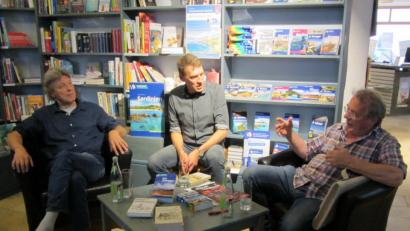 Bild: aks
Verleger Michael Müller, Gastgeber Ralf Volkert und Autor Eberhard Fohrer (von rechts) im Gespräch über die 40-jährige Geschichte der beliebten Individualreiseführer .