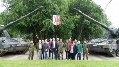 Bild: Wieder
Die Panzerhaubitze 2000 ist das Vorzeigegerät des Artilleriebataillon 131, das die Spitze des SPD-Ortsvereins Lerchenfeld/Stockerhut besucht.