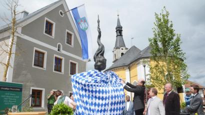 Bild: Gabi Schönberger
Albert Füracker holt die Zoiglskulptur aus ihrer weiß-blauen Hülle