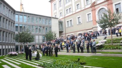 Bild: Gabi Schönberger
Der Innenhof des Anbaus am Landratsamt ist das eigentliche Schmuckstück der neuen Immobilie. Die Ehrengäste diskutieren schon vor dem kirchlichen Segen der Pfarrer Josef Häring und Ulrich Gruber, was man in dem Halbrund alles veranstalten könnte.