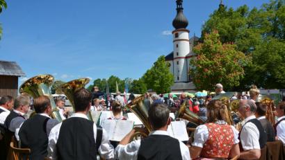 Bild: jr
Die Münchenreuther Bauernkapelle, Leitung Peter Fuhrmann, spielte zum Frühschoppen am Kleinen Kapplfest auf.