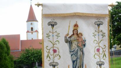 Bild: Gabi Schönberger
Die restaurierte historische Standarte des Luher Frauenbunds wird zum Jubiläum gesegnet.