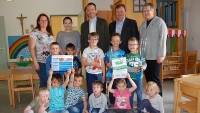 Bild: sm
MdB Rupprecht besucht den Haberländer Kindergarten und informiert sich über das Projekt "Haus der kleinen Forscher".