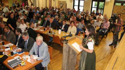 Bild: jrh
Michaela Kaniber spricht vor vollem Haus in Schwarzenfeld.