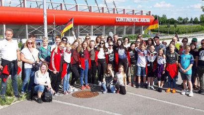 Bild: ü
Nachwuchskickerinnen des SC Kirchenthumbach beim Spiel der Fußballnationalmannschaft der Frauen in Regensburg.