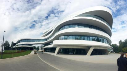 Bild: Gabi Schönberger
Das Life-Cycle-Building der BHS Corrugated ist zweifelsohne ein Hingucker. Eine ähnlicher Bau soll ab nächstem Jahr unmittelbar daneben entstehen.