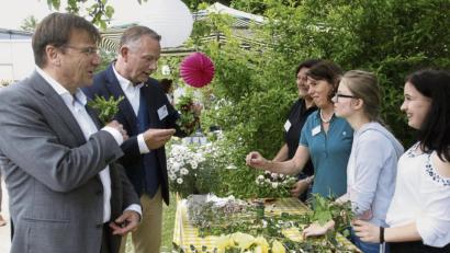 Bild: Hirsch
Direktor Michael Eibl und Einrichtungsleiter Otto Storbeck (von links) besuchten die Stände, die die Schüler beim Tag der offenen Tür im Haus des Guten Hirten aufgebaut hatten.