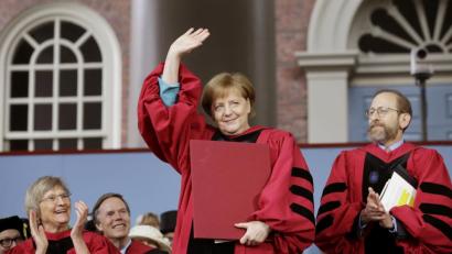 Bild: Steven Senne/AP/dpa
Bundeskanzlerin Angela Merkel winkt bei der Verleihung der Ehrendoktorwürde der Rechtswissenschaften der Harvard Universität.