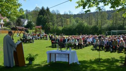 Bild: jr
Diakon Fritz Lieb hielt beim Gottesdienst im Grünen die Predigt. Mehr als 250 Gläubige waren nach Königshütte gekommen.