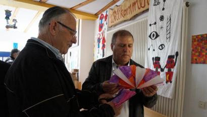 Bild: e
Modiins Bürgermeister Shimon Susan (rechts) freut sich über die Papierblumen der Schüler – und greift gleich selbst zur Schere für ein eigenes Exemplar.