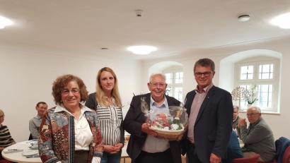 Bild: exb
Bürgermeister Martin Birner, Seniorenbeirats-Vorsitzender Margot Weber (links) und Rathaus-Mitarbeiterin Susanne Sochor dankten Professor Günter Pschorn (Zweiter von rechts) für sein Engagement.