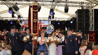 Bild: bej
Nachdem Schirmherrin und Bürgermeisterin Sonja Meier (Mitte) das erste Fass Festbier angezapft hatte, wurde auf einen guten Verlauf der vier Festtage angestossen.