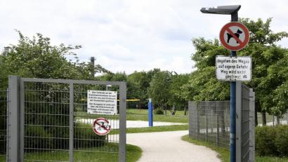 Bild: Petra Hartl
Die Wege im Landesgartenschaugelände brauchen eine Sanierung. Der Zugang zum Piratenspielplatz und zum Kiosk bleibt jedoch gesichert.