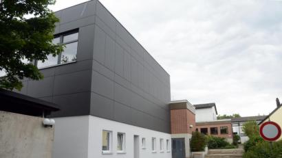 Bild: Gabi Schönberger
Die Mehrzweckhalle und Turnhalle der Schule in Luhe zeigt sich äußerlich saniert. Die Dauer der Bauarbeiten beschäftigte nun den Marktgemeinderat.