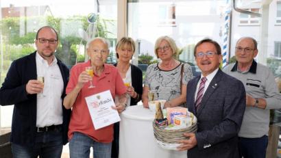 Bild: njn
Zum 95. Geburtstag von Alfons Praller (zweiter von links) überbrachte Bürgermeister Hans Donko (zweiter von rechts) die Grüße der Stadt. Mit auf dem Bild (von links) BRK-Heimleiter Andreas Wöhrl und Mitarbeiterin Rosi Weiß sowie Nichte Maria Anna Aigner mit Ehemann Horst.