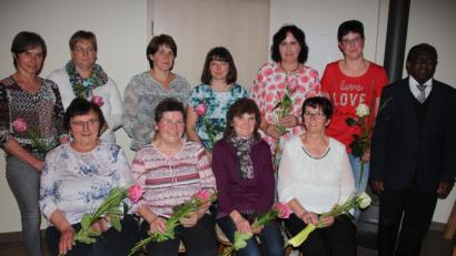 Bild: kro
Der Katholische Frauenbund Großkonreuth ehrte langjährige Mitglieder, die dem Frauenbund seit mindestens 25 Jahren die Treue halten. Für zehn Jahre als Präses des Vereins wurde Charles Ifemeje (rechts) geehrt.