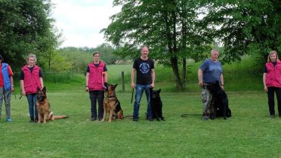 Bild: wlr
Stolze Hundeführer zeigen ihre Tiere und holen gute Ergebnisse bei der Frühjahrsprüfung des Schäferhundevereins Etzenricht.