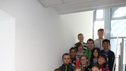 Bild: njn
Zwei vierte Klassen besuchten das Rathaus der Stadt. Mit auf dem Bild (von links) Bürgermeister Hans Donko und Lehrer Benjamin Koppmann.