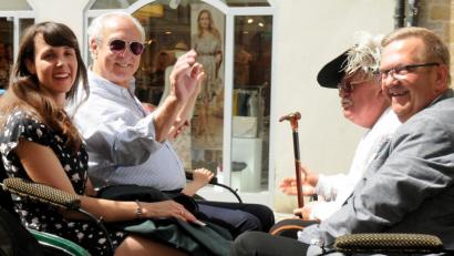 Bild: Stephan Huber
Eduard Prinz von Anhalt-Askanien und Herzog von Sachen (links) in seinem Element. Der 77-Jährige ist ein Cousin des britischen Thronfolgers Charles. Am Samstag fuhr er mit seiner Tochter Julia Katharina, Gerd Wennicke von der Kurfürstlichen Schlosswache und Bürgermeister Martin Preuß (rechts) in der Kutsche durch die Stadt.