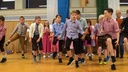 Bild: weu
Die Vielfalt der Musik stellte die Doktor-Eisenbarth-Mittelschule beim Konzert in der Mehrzweckhalle in den Mittelpunkt. Dass auch Schuhplattln erfolgreich auf dem Lehrplan stehen kann, bewies die Klasse 5a bei ihrer Tanzdarbietung zu "Rock mi".