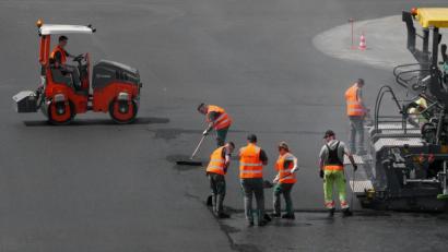 Bild: tr
Alle Facetten des modernen Straßenbaus haben Auszubildende im zweiten und dritten Lehrjahr der Wirtgen Group auf dem Testgelände der Hamm AG hautnah erlebt.